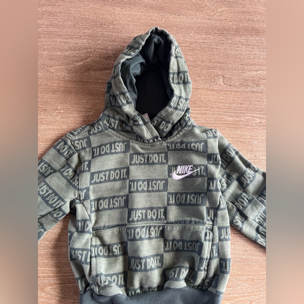 Toddler boy Nike sweatshirt - size 4, but fits like a 3T